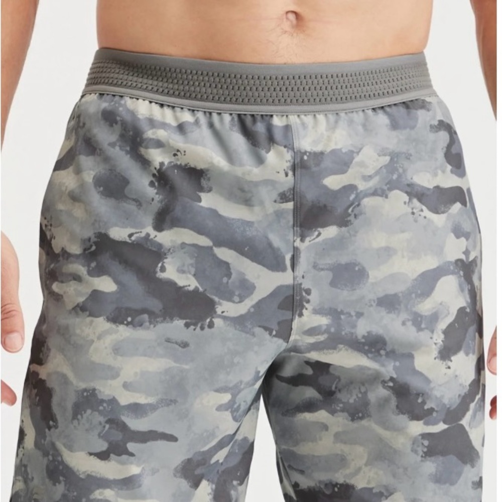 Men’s Fabletics Snow Camo Shorts, Size L, 7” in seam